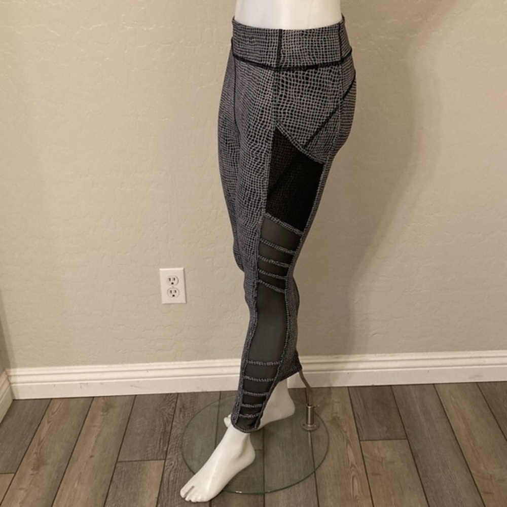 Lululemon Wild and Free Tight-Fall Net White Black/Black Size 6